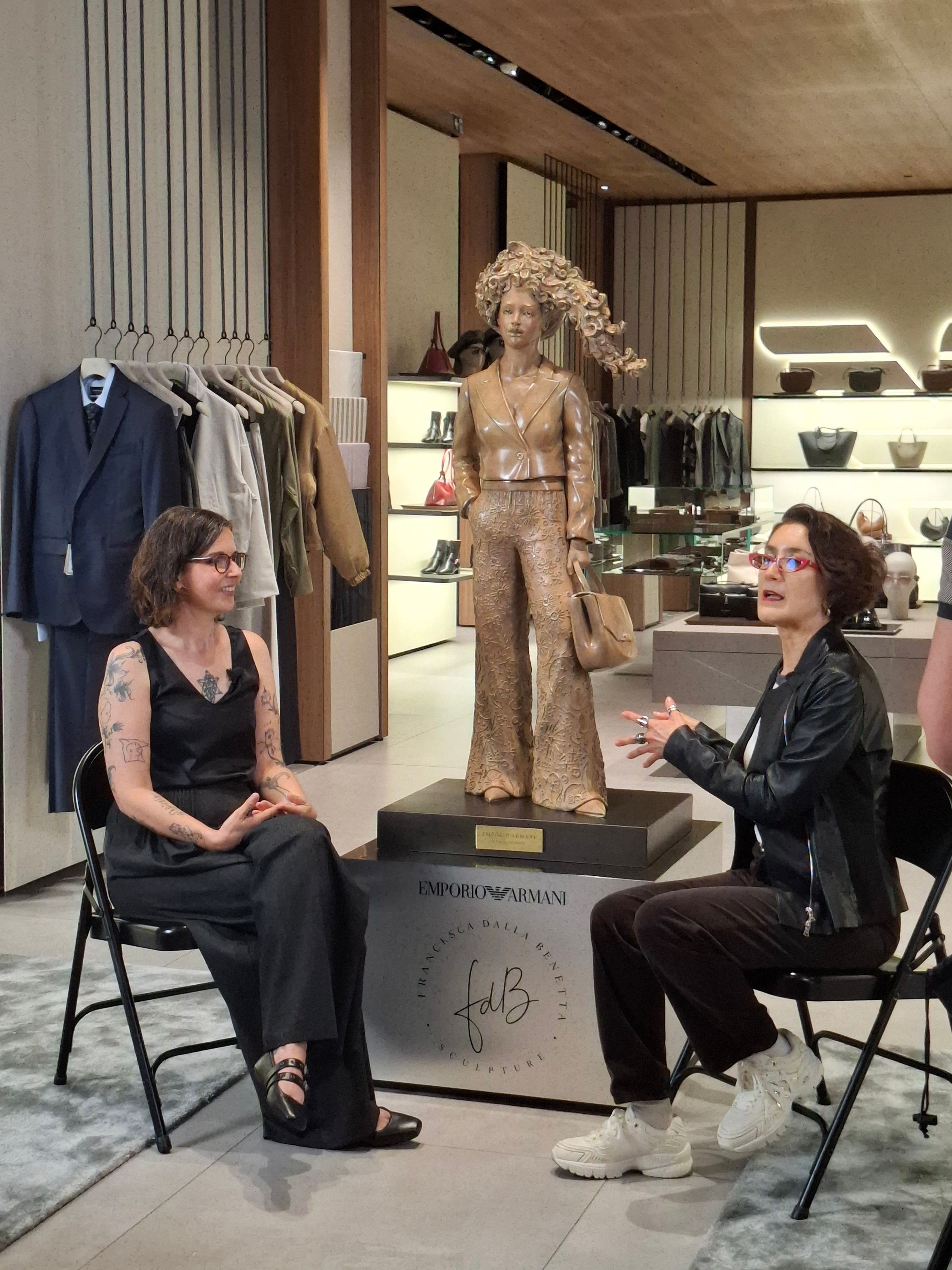 El arte, la moda y el personaje que habitamos: conversatorio con Avelina Lésper en Emporio Armani